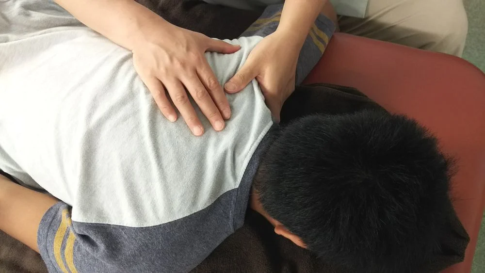 肩と背中の施術
